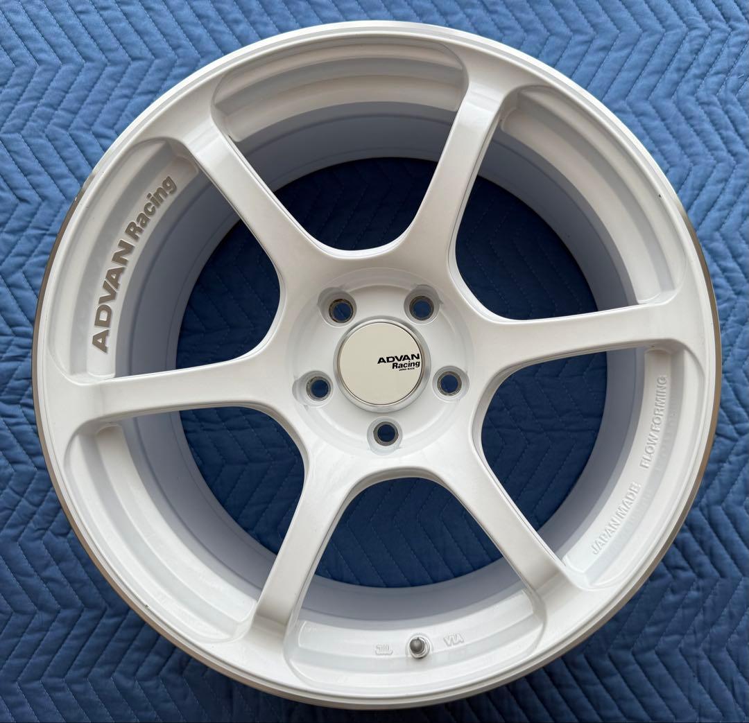 ADVAN RG-4 レーシングホワイトメタリック＆リング　18インチ