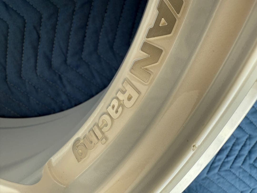 ADVAN RG-4 レーシングホワイトメタリック＆リング　18インチ