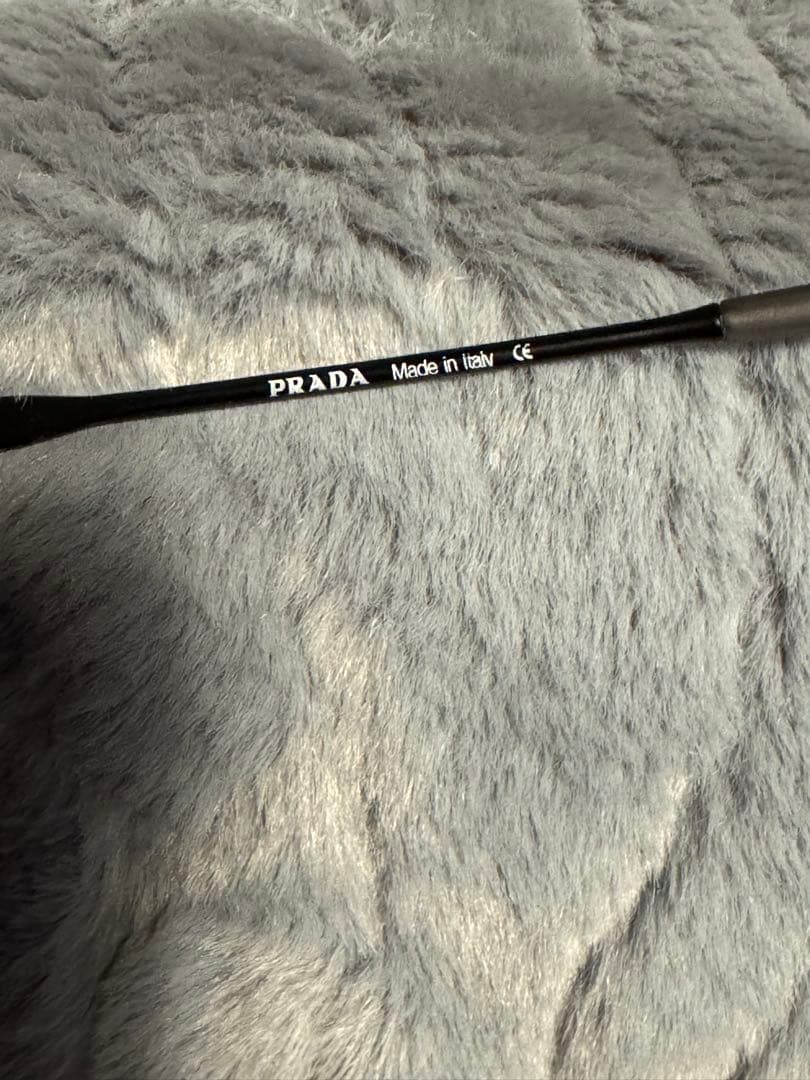 PRADA ブラックオーバルサングラス ケース付き