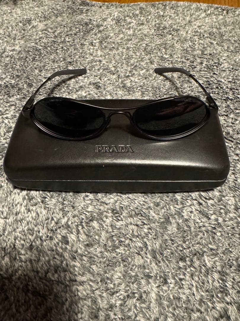 PRADA ブラックオーバルサングラス ケース付き