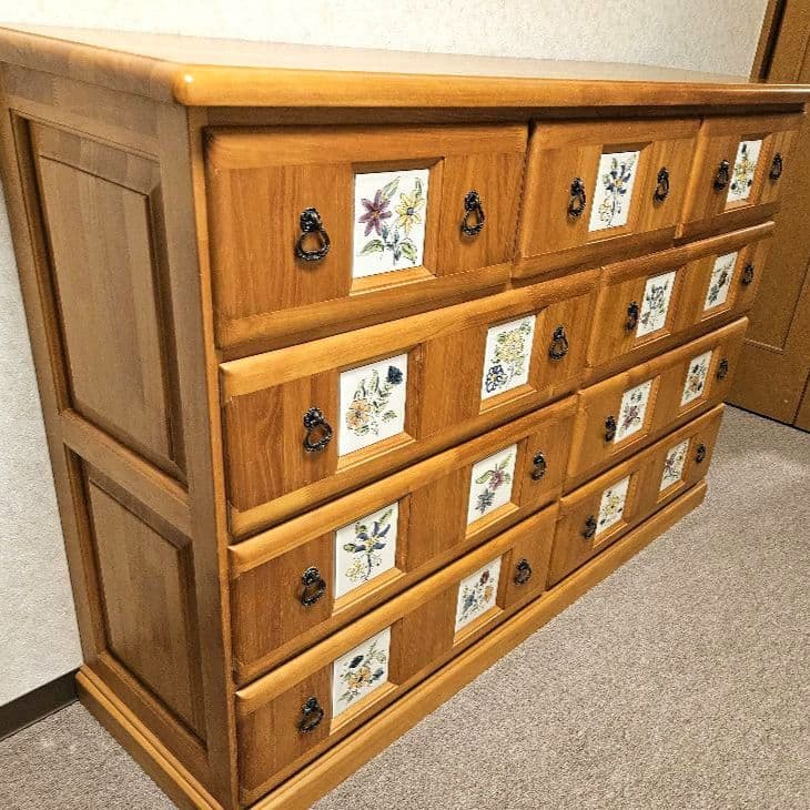 木製　花のタイルのチェスト 引き出し9個