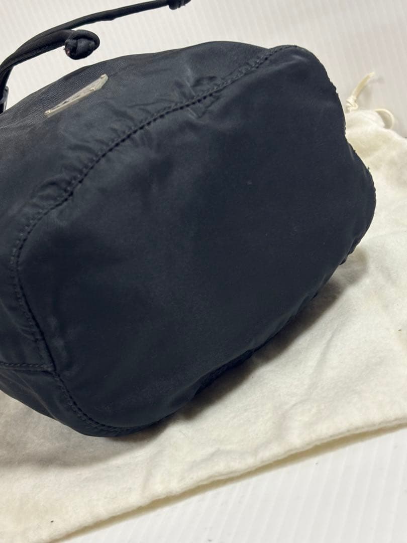 【美品】プラダPRADA 三角プレートナイロン人気巾着バッグ　アクセサリーバッグ