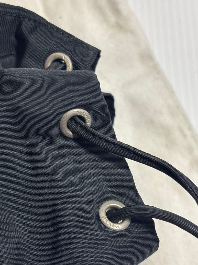 【美品】プラダPRADA 三角プレートナイロン人気巾着バッグ　アクセサリーバッグ