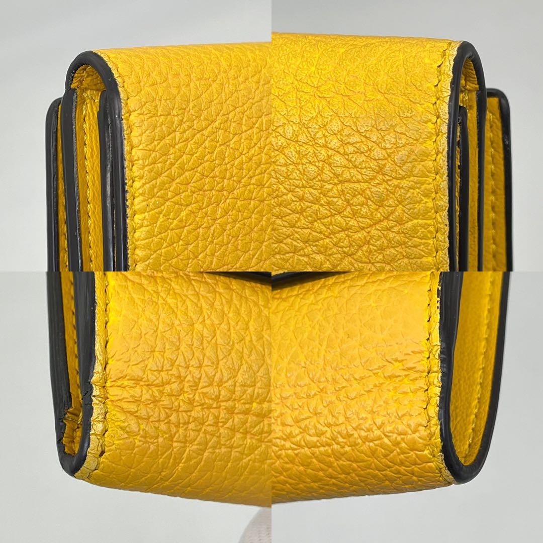 FENDI 二つ折り財布 ピーカブー ターンロック ロゴ型押し イエロー レザー