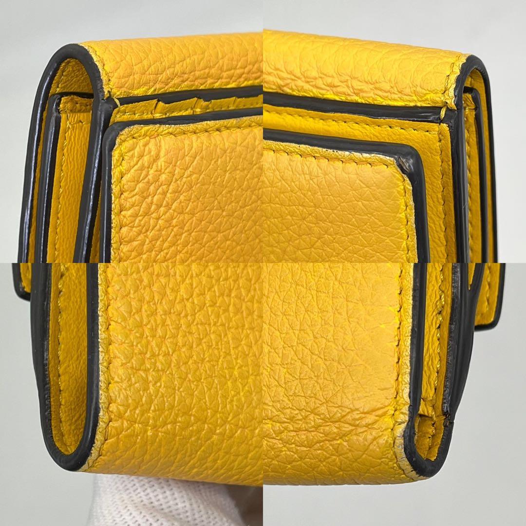 FENDI 二つ折り財布 ピーカブー ターンロック ロゴ型押し イエロー レザー