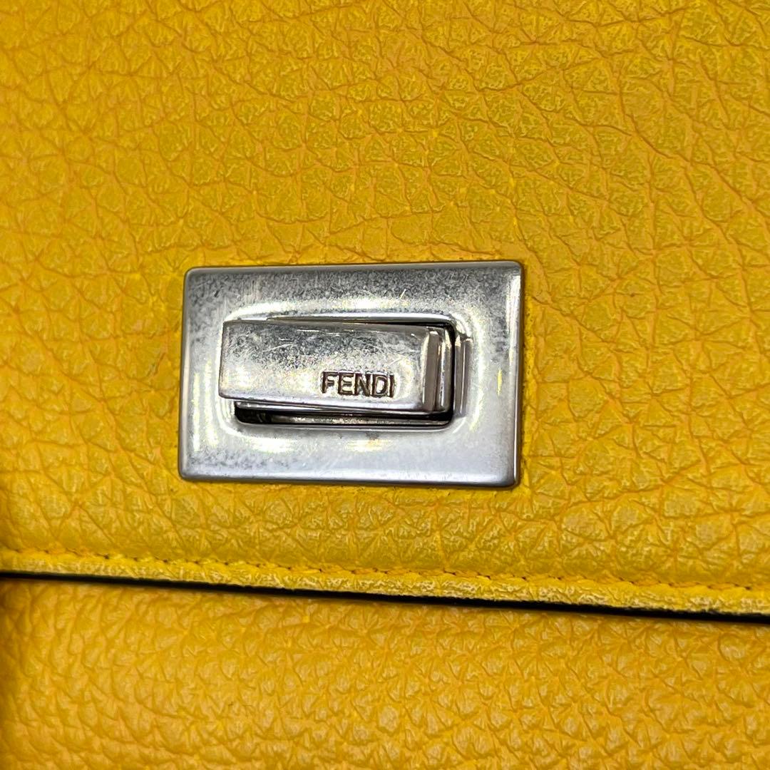FENDI 二つ折り財布 ピーカブー ターンロック ロゴ型押し イエロー レザー