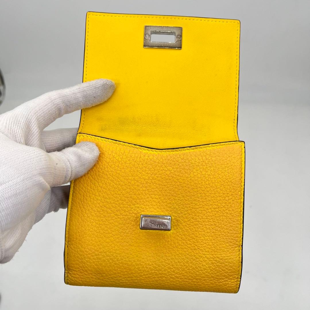 FENDI 二つ折り財布 ピーカブー ターンロック ロゴ型押し イエロー レザー