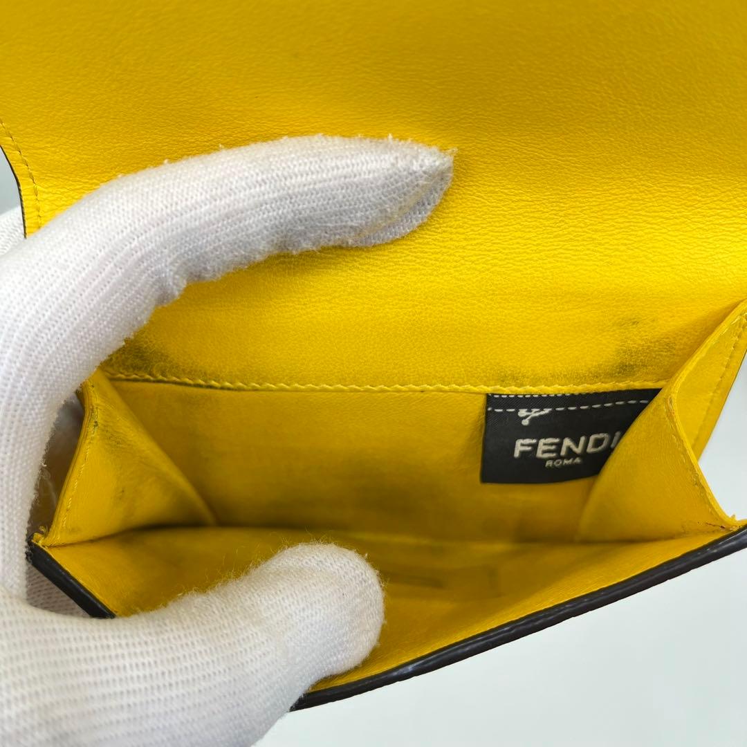 FENDI 二つ折り財布 ピーカブー ターンロック ロゴ型押し イエロー レザー