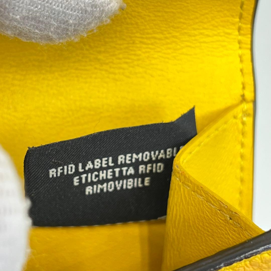 FENDI 二つ折り財布 ピーカブー ターンロック ロゴ型押し イエロー レザー