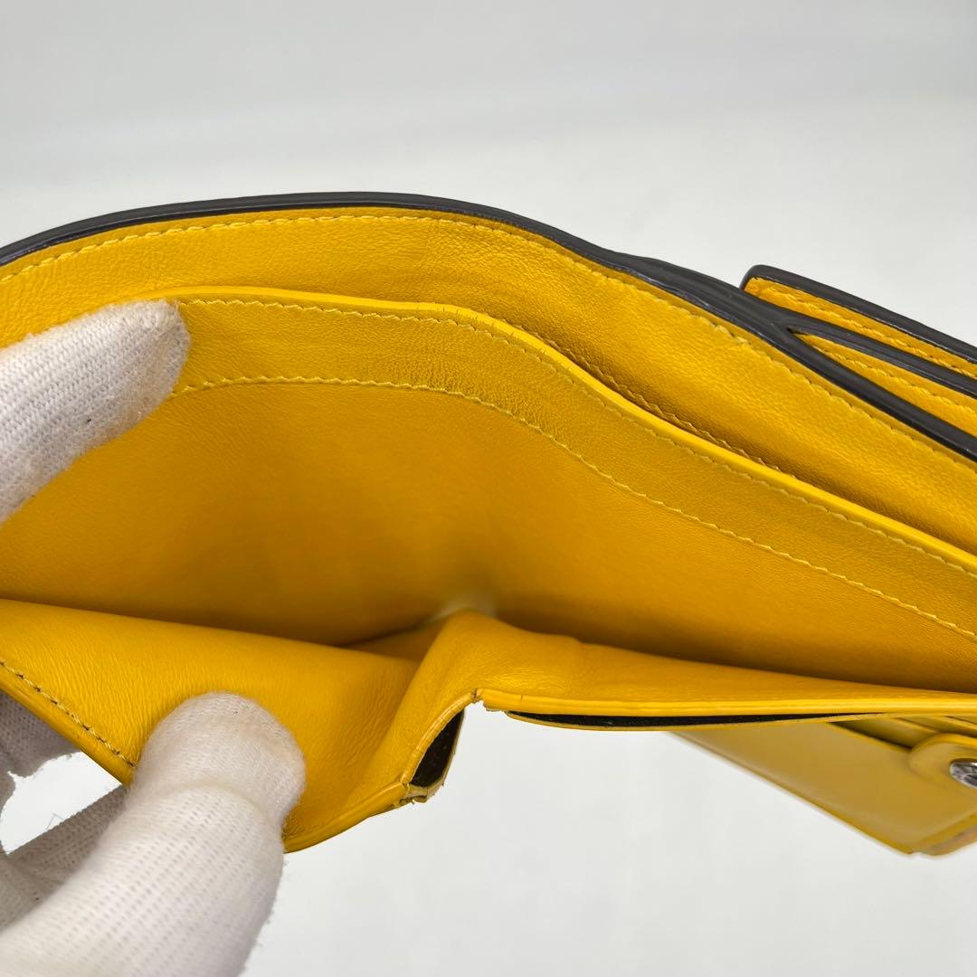 FENDI 二つ折り財布 ピーカブー ターンロック ロゴ型押し イエロー レザー