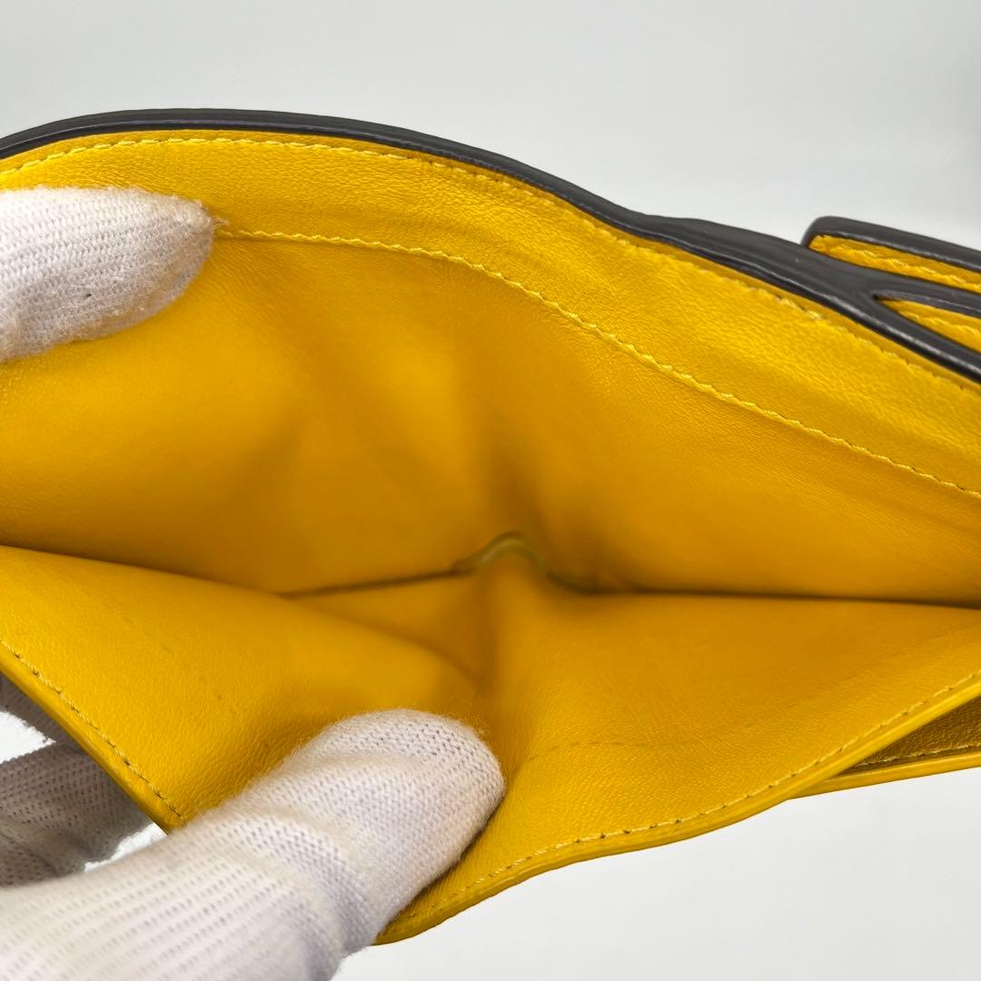 FENDI 二つ折り財布 ピーカブー ターンロック ロゴ型押し イエロー レザー