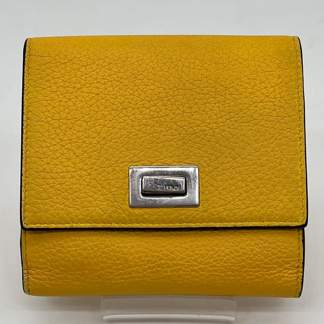 FENDI 二つ折り財布 ピーカブー ターンロック ロゴ型押し イエロー レザー