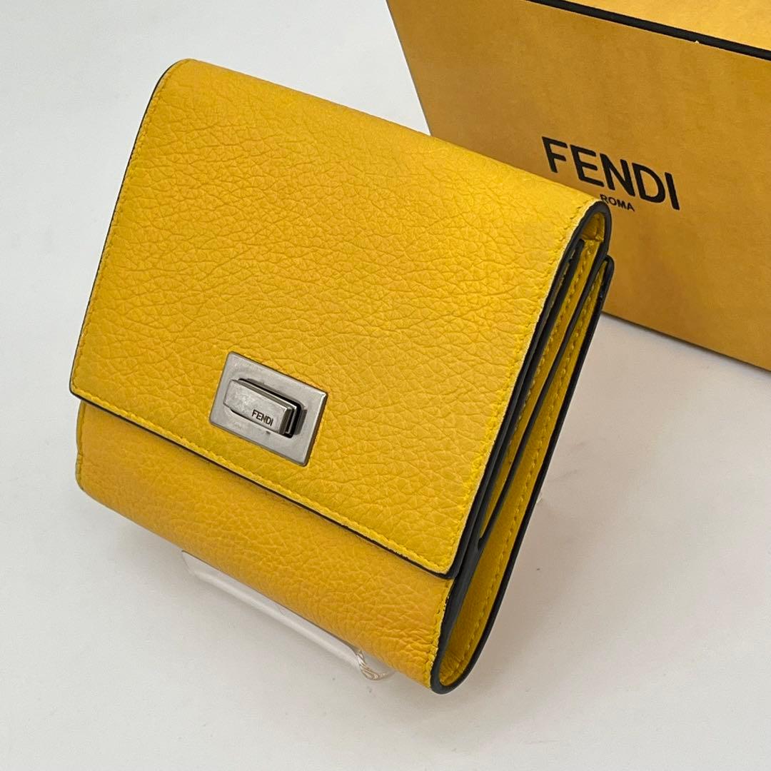 FENDI 二つ折り財布 ピーカブー ターンロック ロゴ型押し イエロー レザー