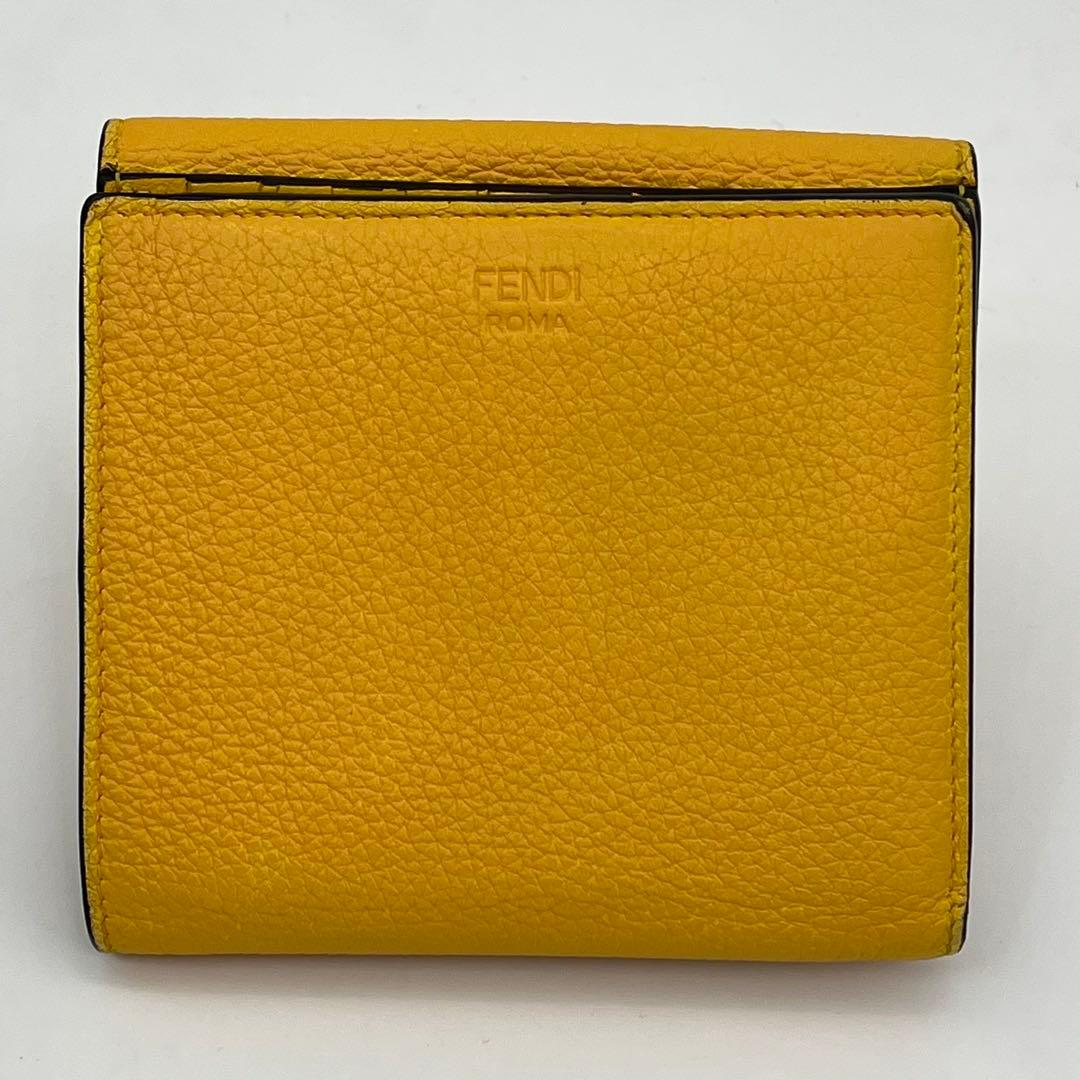 FENDI 二つ折り財布 ピーカブー ターンロック ロゴ型押し イエロー レザー