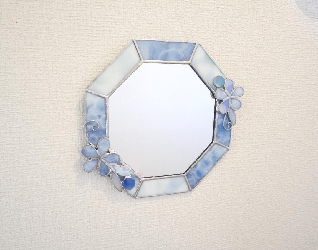 ✴︎:.。淡いブルーの八角形鏡♪　(size20㎝/max23）　ステンドグラス