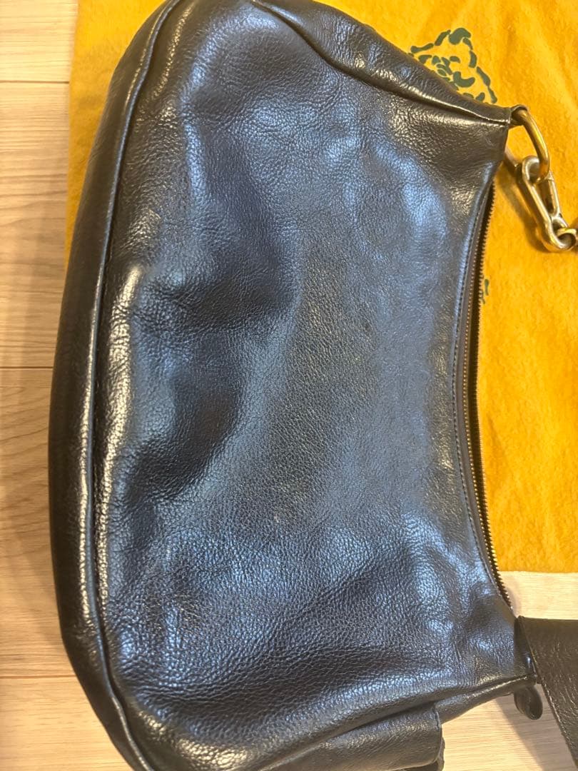 IL BISONTE 黒 レザー ショルダーバッグ