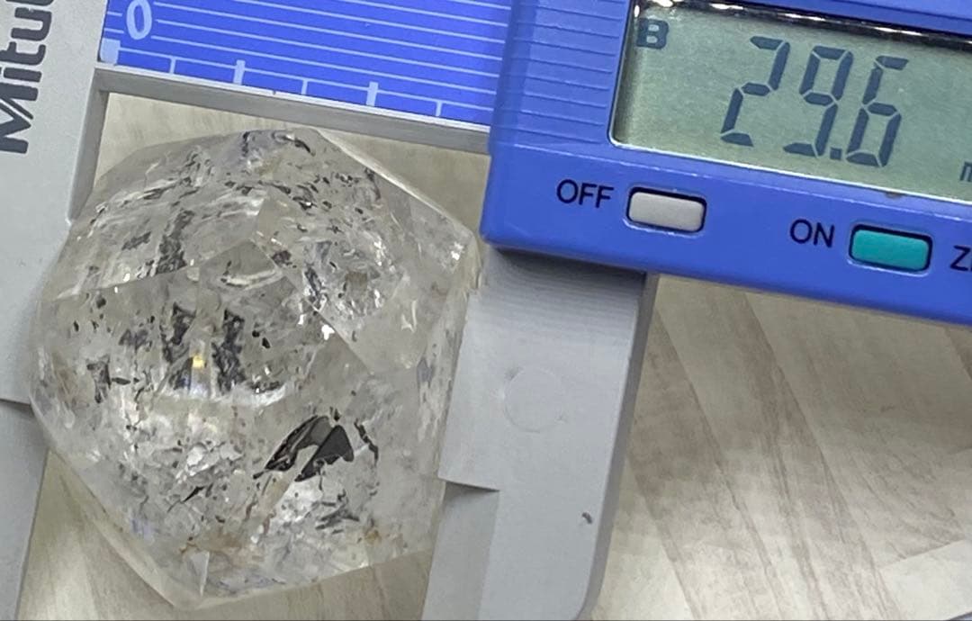 流砂入り水入り水晶　虹入り　可動域有り　原石　置物　浄化　癒し　天然石