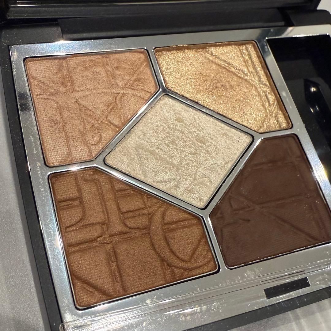 dior サンククルール 557 ブラウンカシミア 、NARS ゴールドダスト