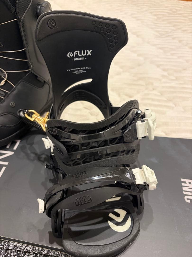 本日特別価格　美品スノーボード3点セット　FNTC &FLUX &RIDE