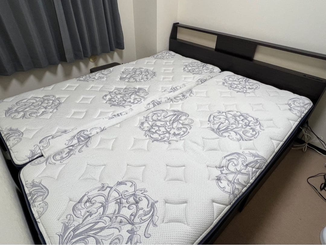 ニトリクイーンサイズベッドフレーム ライトコンセント引き出し付き　マットレス付き