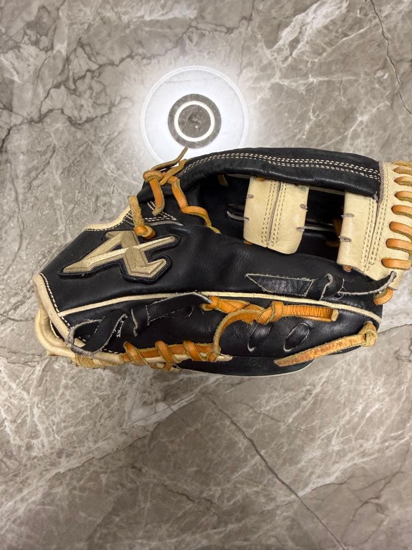 黒いレザー軟式グローブ
