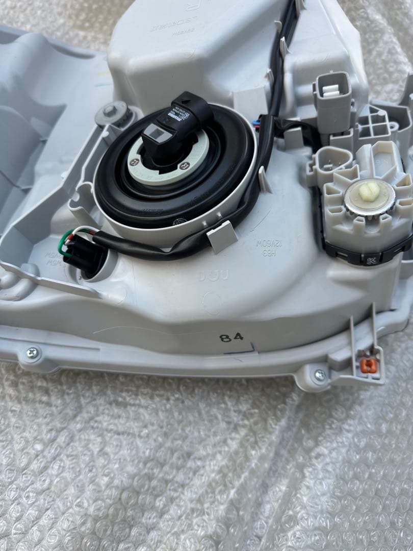 8型　ハイエース 200系　純正LEDヘッドライト 左右セット