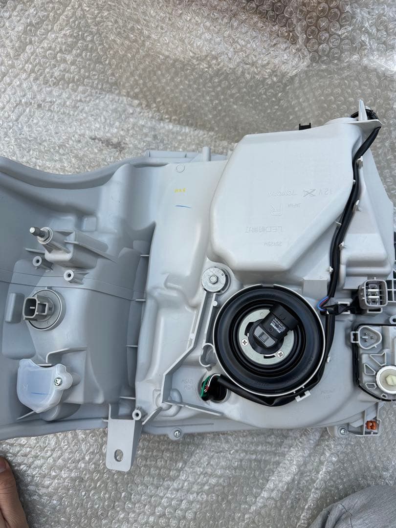 8型　ハイエース 200系　純正LEDヘッドライト 左右セット