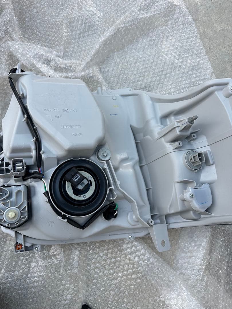 8型　ハイエース 200系　純正LEDヘッドライト 左右セット