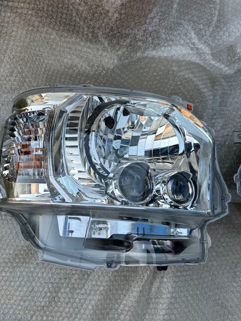 8型　ハイエース 200系　純正LEDヘッドライト 左右セット