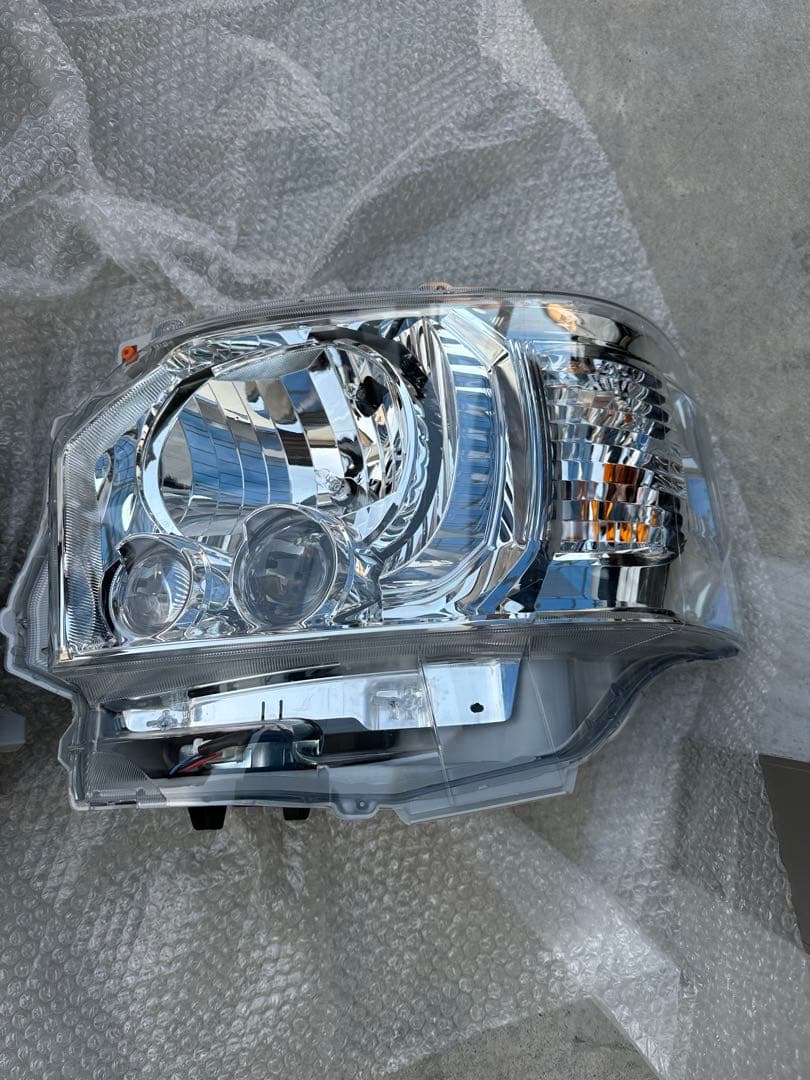 8型　ハイエース 200系　純正LEDヘッドライト 左右セット