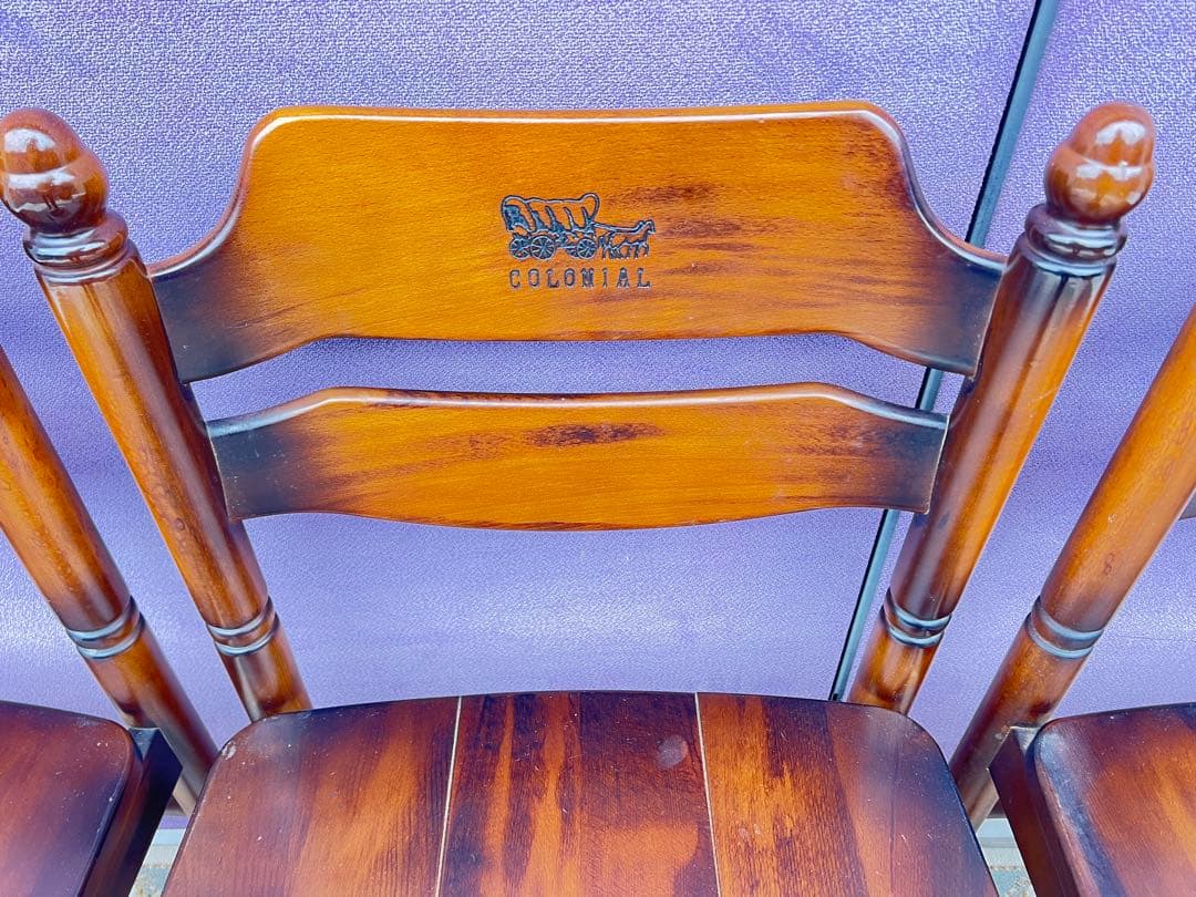 オールドカリモクコロニアルダイニングテーブルと椅子、馬車の彫刻入り