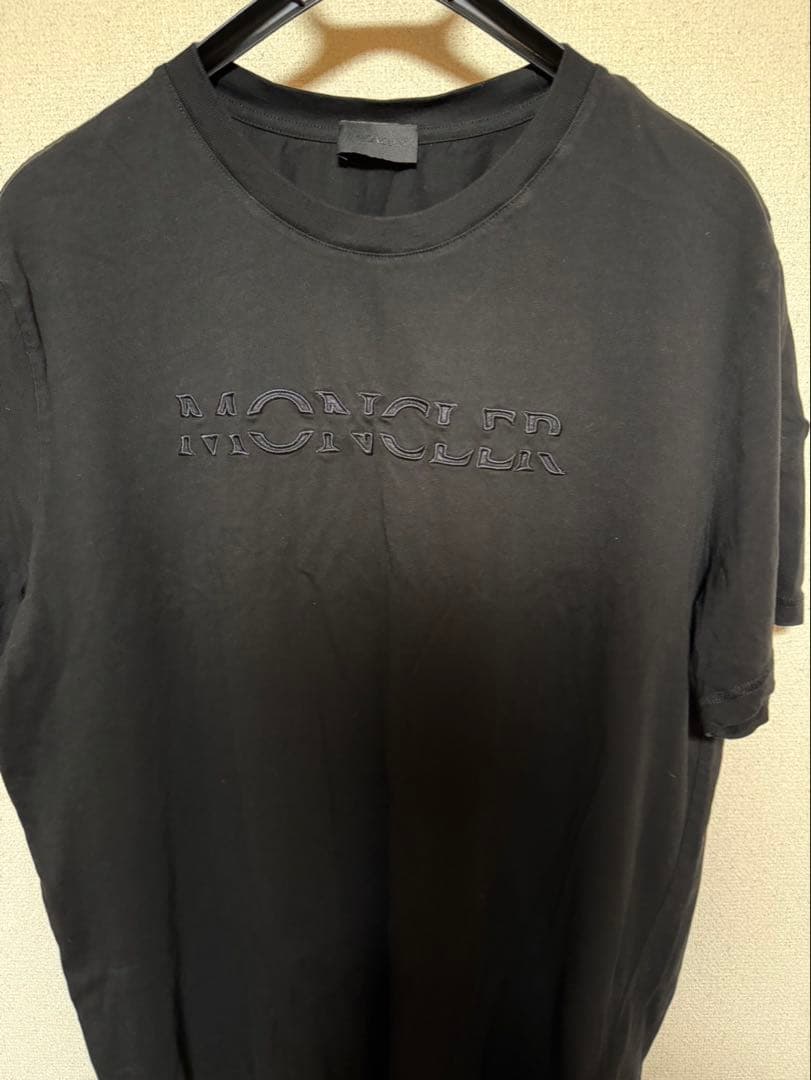 MONCLER ブラック Tシャツ