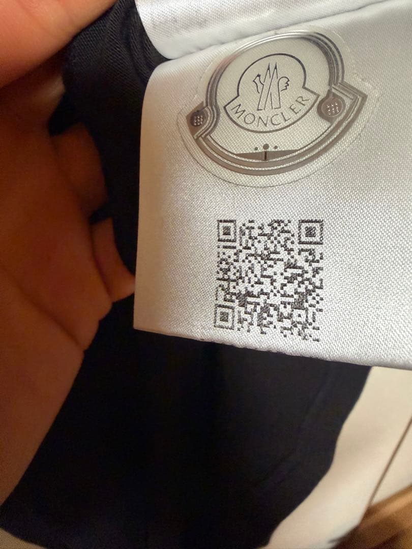 MONCLER ブラック Tシャツ