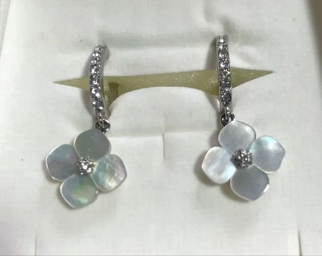 箱・保証書有/VENDOME BOUTIQUE シェルフラワー ピアス