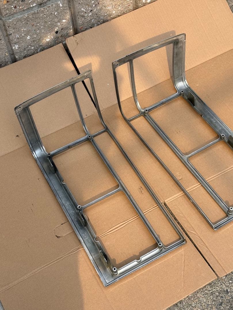 キャデラック　ブロアム　ヘッドライトベゼル　左右　二つ目用