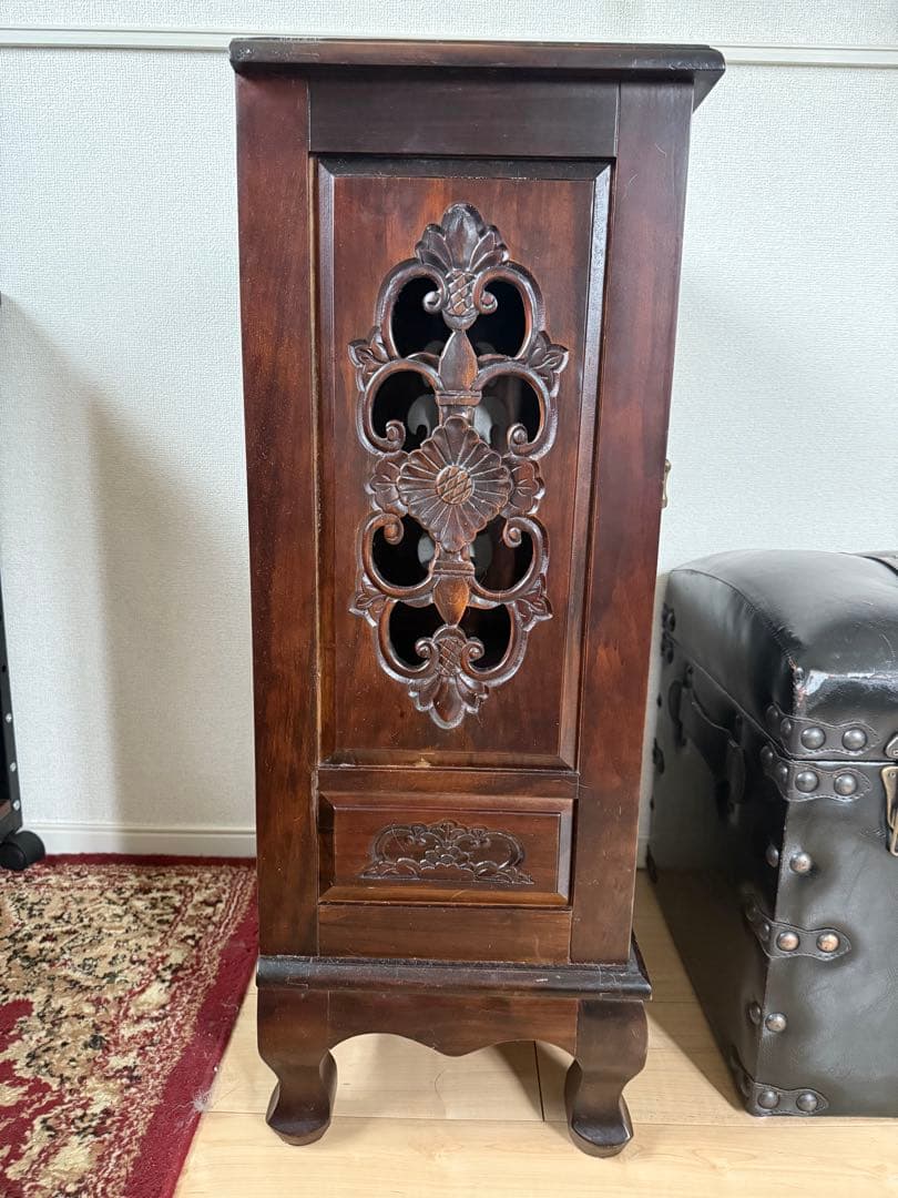 猫足キャビネット