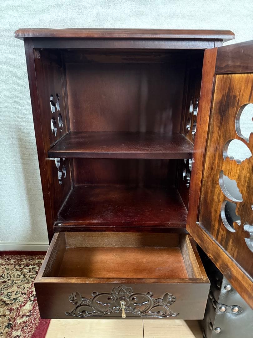 猫足キャビネット