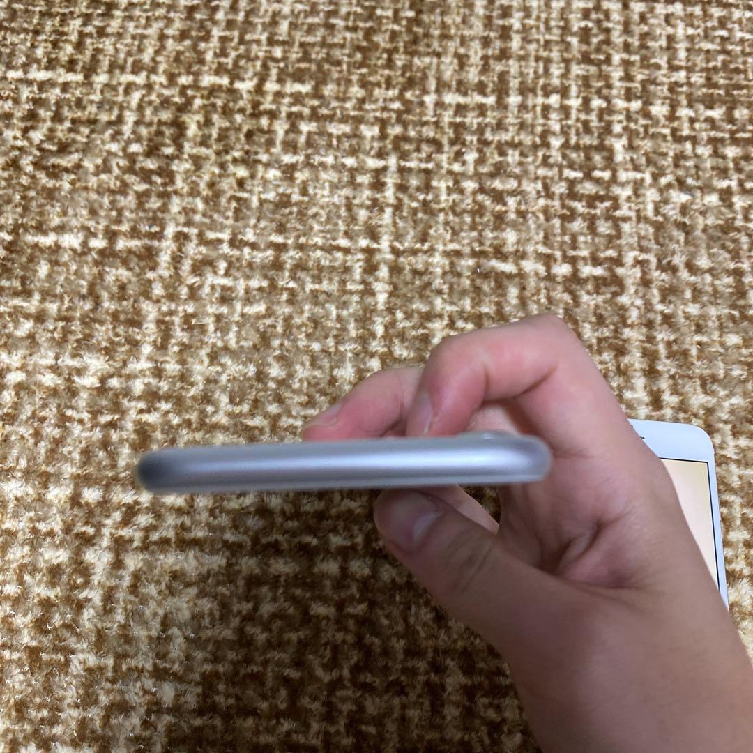 左　iPhone8 256GB 右 iPhone6 64GB 黒い丸あり