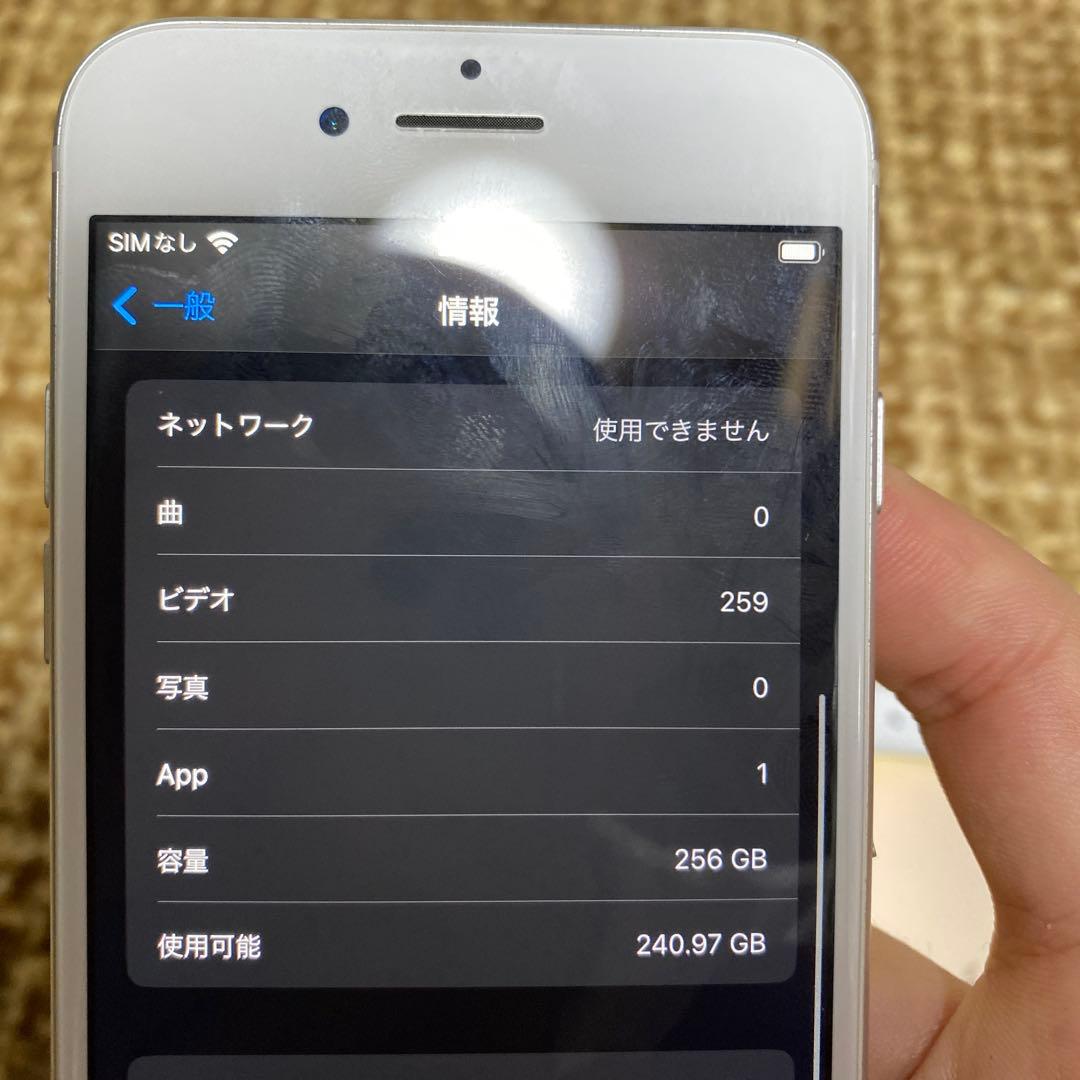 左　iPhone8 256GB 右 iPhone6 64GB 黒い丸あり