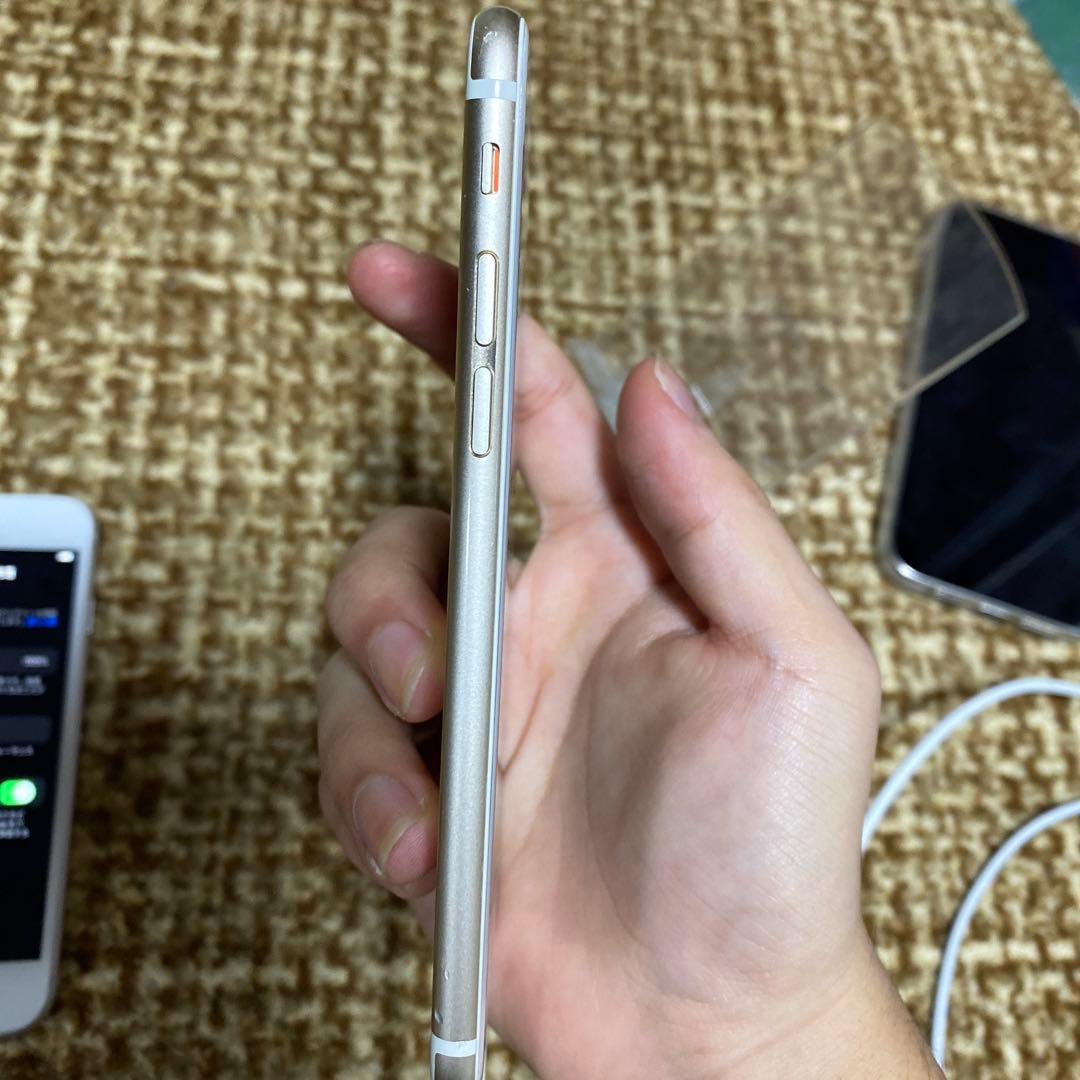 左　iPhone8 256GB 右 iPhone6 64GB 黒い丸あり