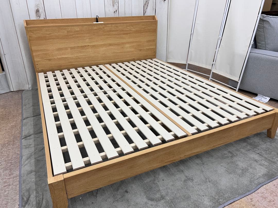 クイーンベッドフレーム