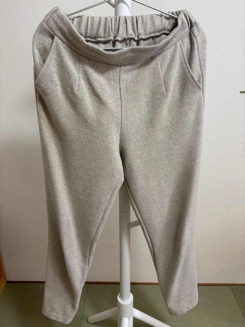 our ウール素材のテーパードパンツ　ホワイトグレー