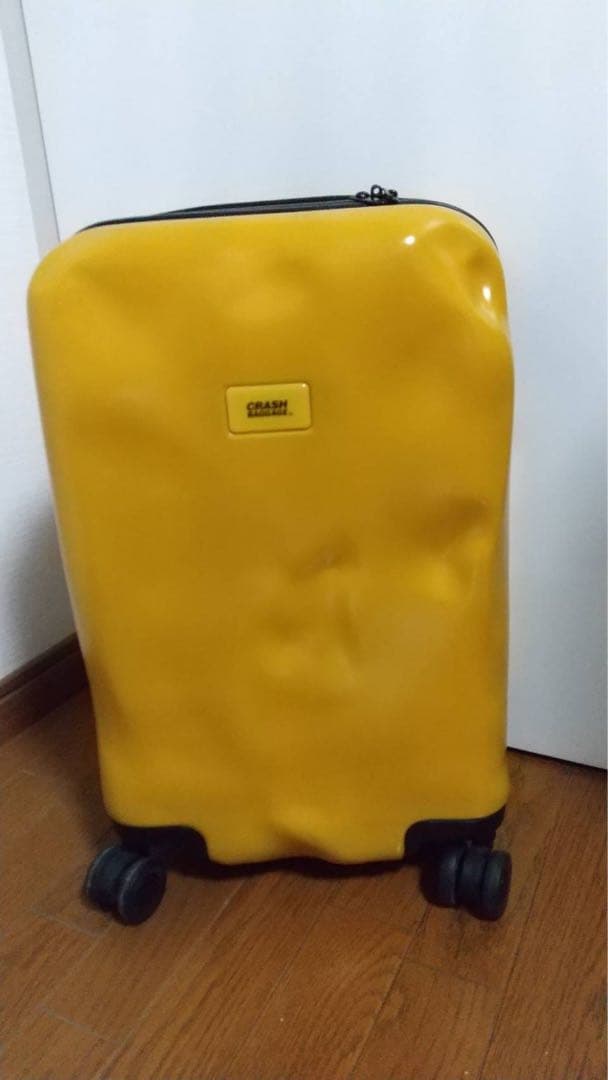 イタリア CRASH BAGGAGEのイエローのキャリーケース
