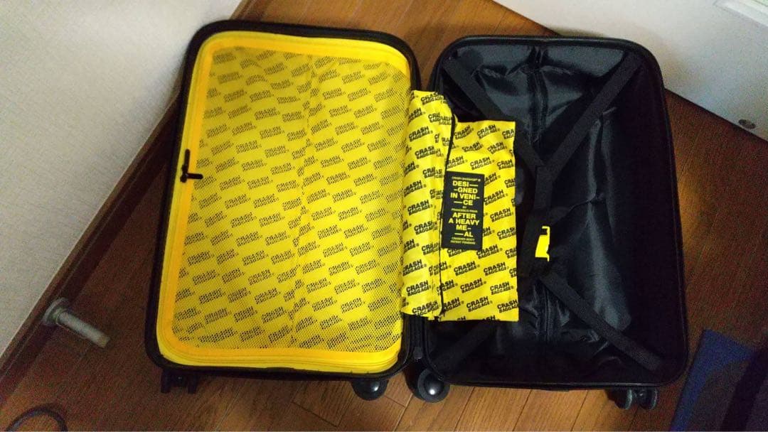 イタリア CRASH BAGGAGEのイエローのキャリーケース