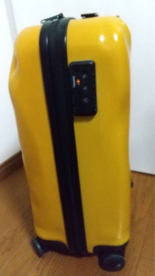 イタリア CRASH BAGGAGEのイエローのキャリーケース