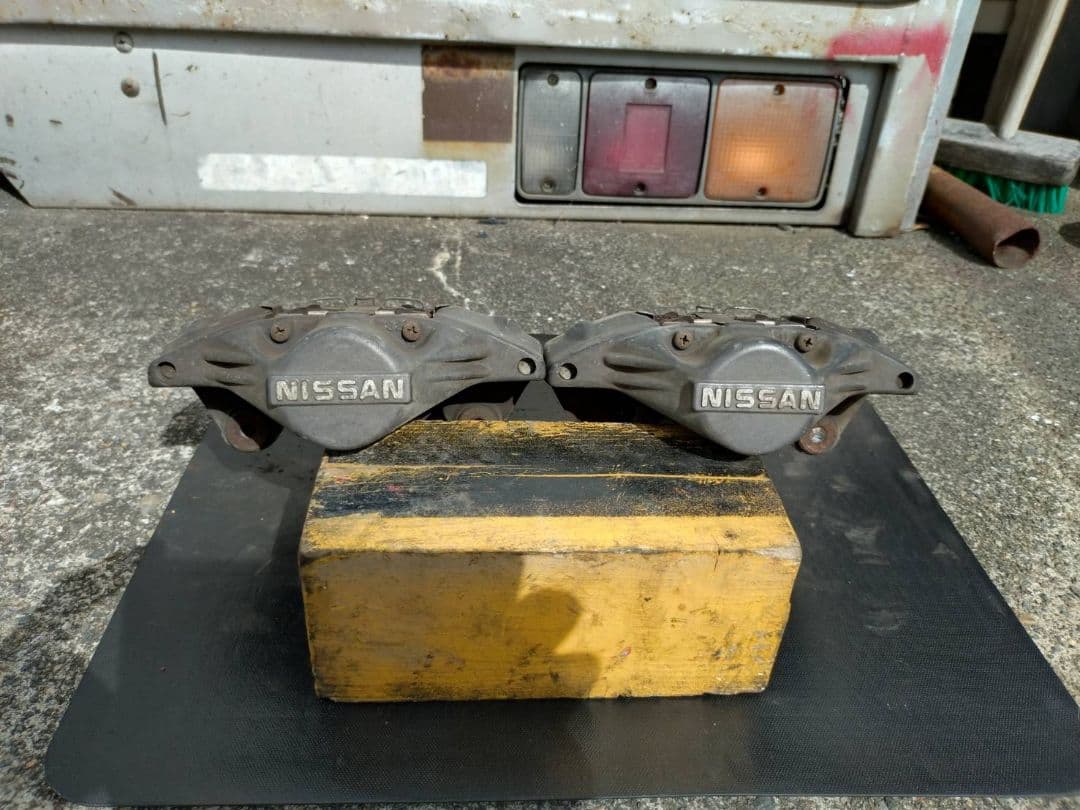 NISSAN リヤブレーキキャリパー
