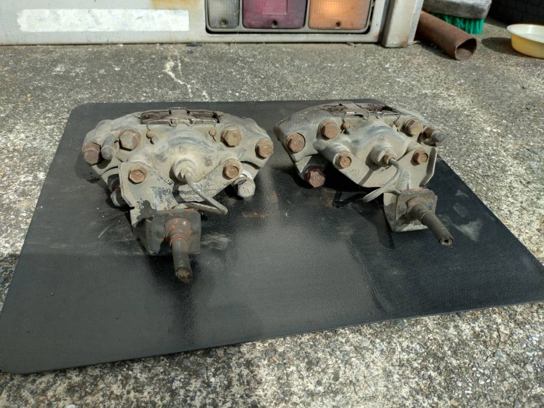 NISSAN リヤブレーキキャリパー