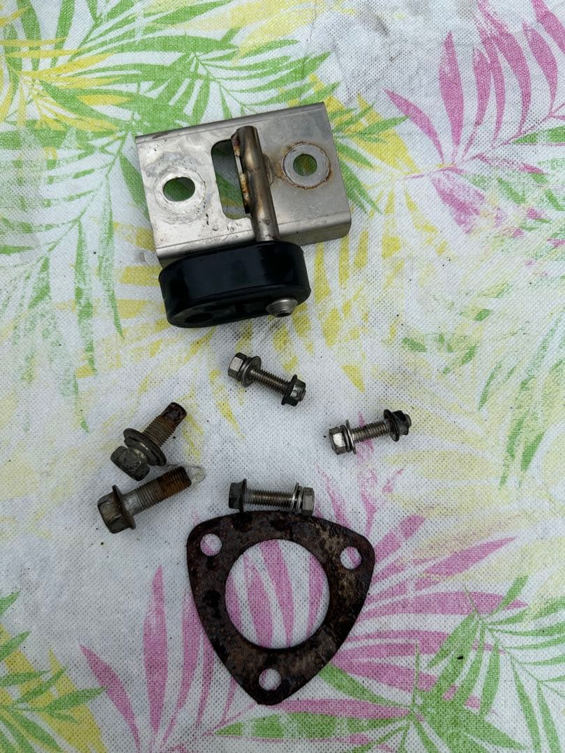 ガナドール4本だしマフラー 30プリウスモデリスタ