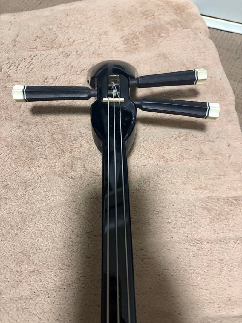 三線 本体 ケース付き　本、木製ウマ、消音ウマ、替弦2本付き、カラクイ付き