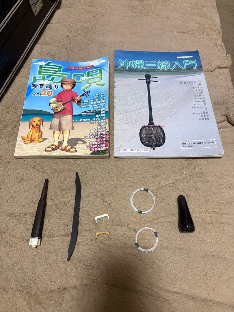 三線 本体 ケース付き　本、木製ウマ、消音ウマ、替弦2本付き、カラクイ付き